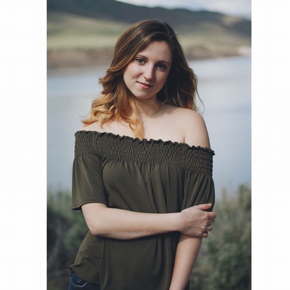 Off the shoulder green top - Picture 1 of 3
